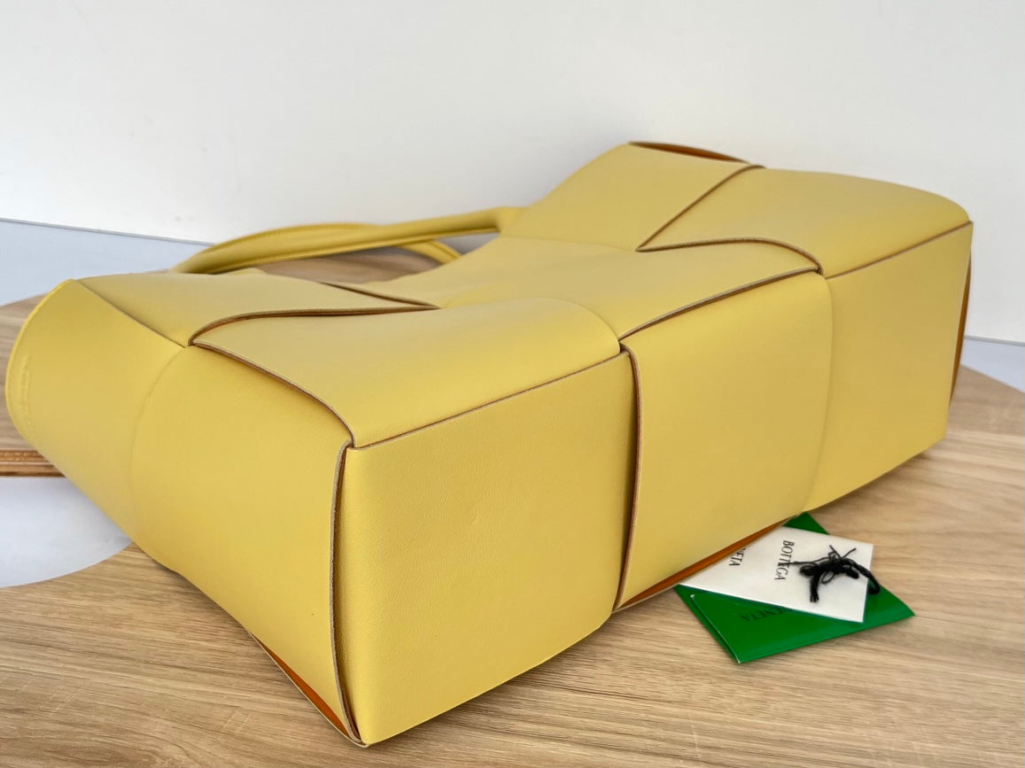ARCO TOTE 36 IN CHENIN YELLOW CALFSKIN