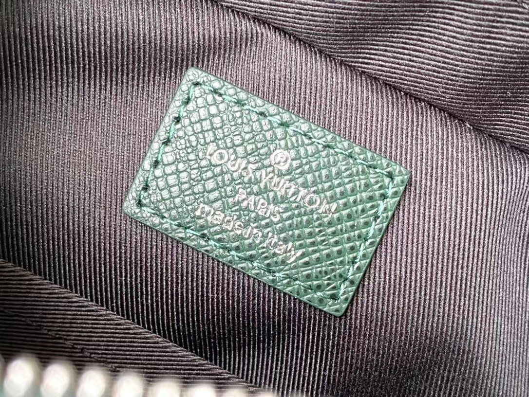 AVENUE MESSENGER 22 IN FOREST GREEN CALFSKIN