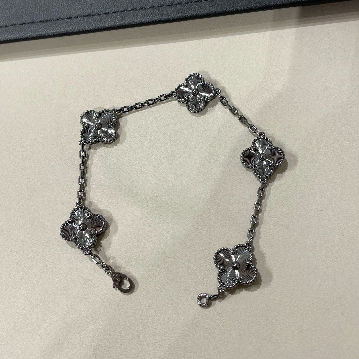 [Clover Jewelry]クローバー 5モチーフ ブラックブレスレット