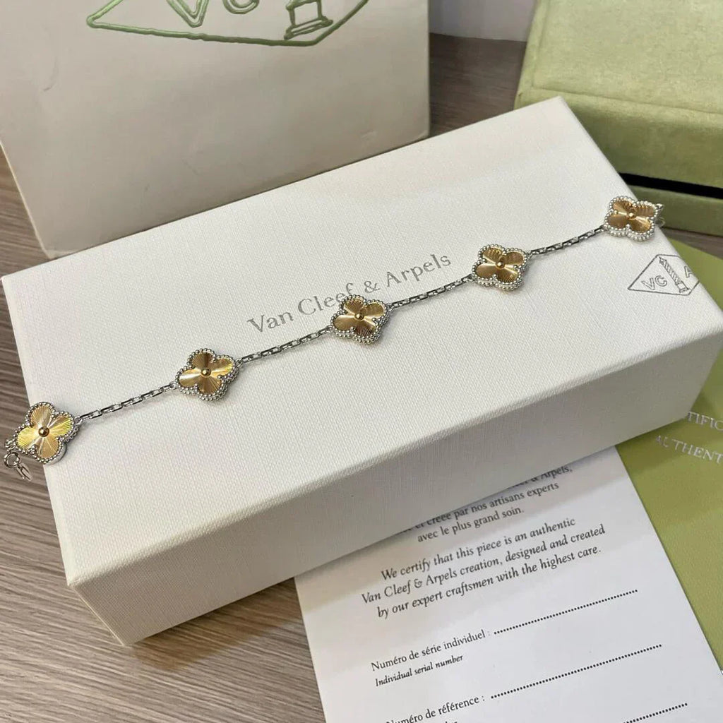 [クローバー・ジュエリー]クローバー 5モチーフ クリスマス限定ブレスレット