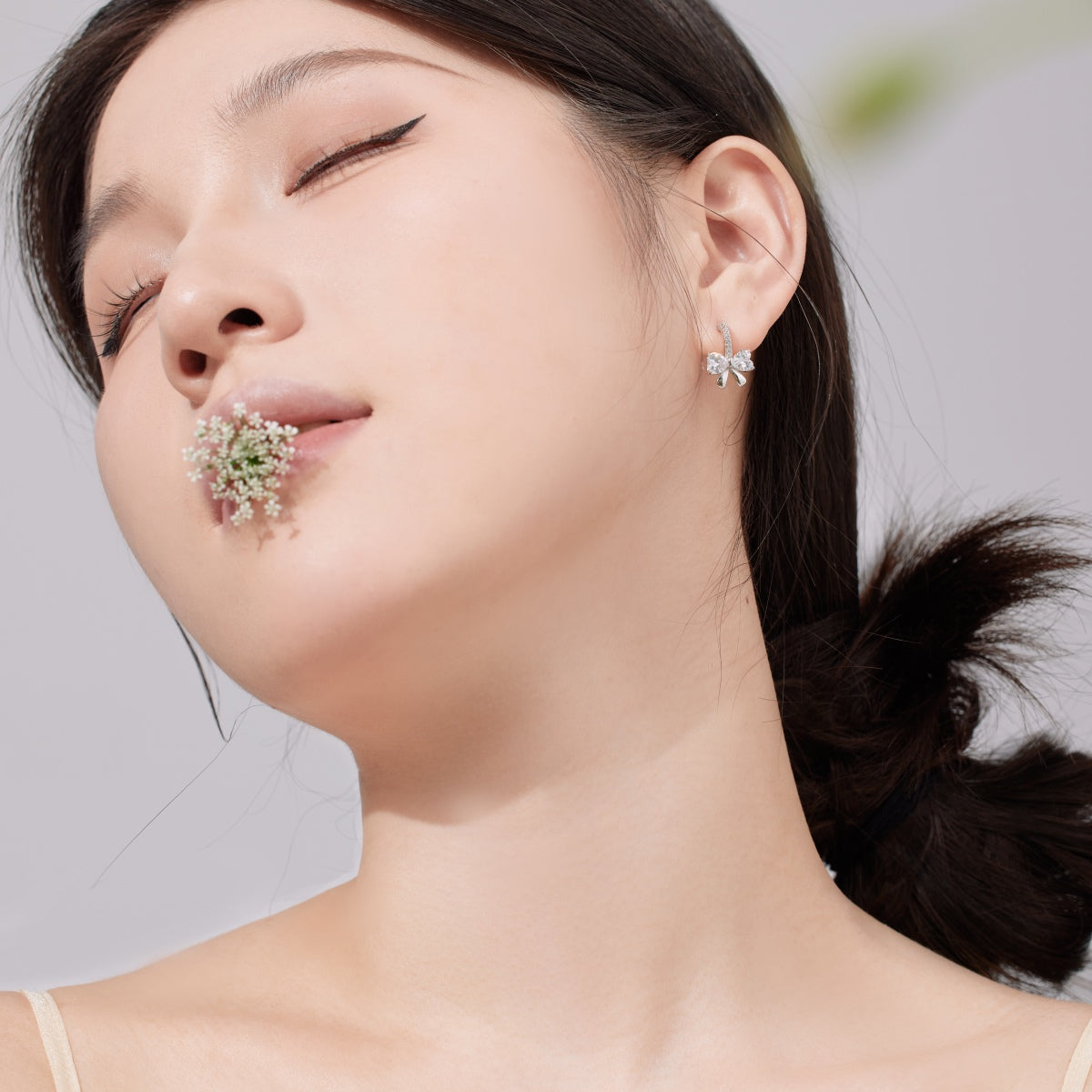 [Clover Jewelry] Exquisite Ohrringe mit herzförmigem Schleifendesign