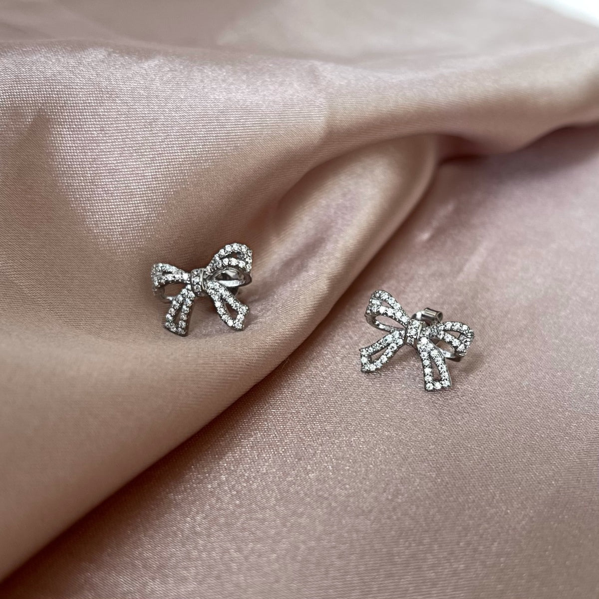 [Clover Jewelry]華奢なリボン型ピアス