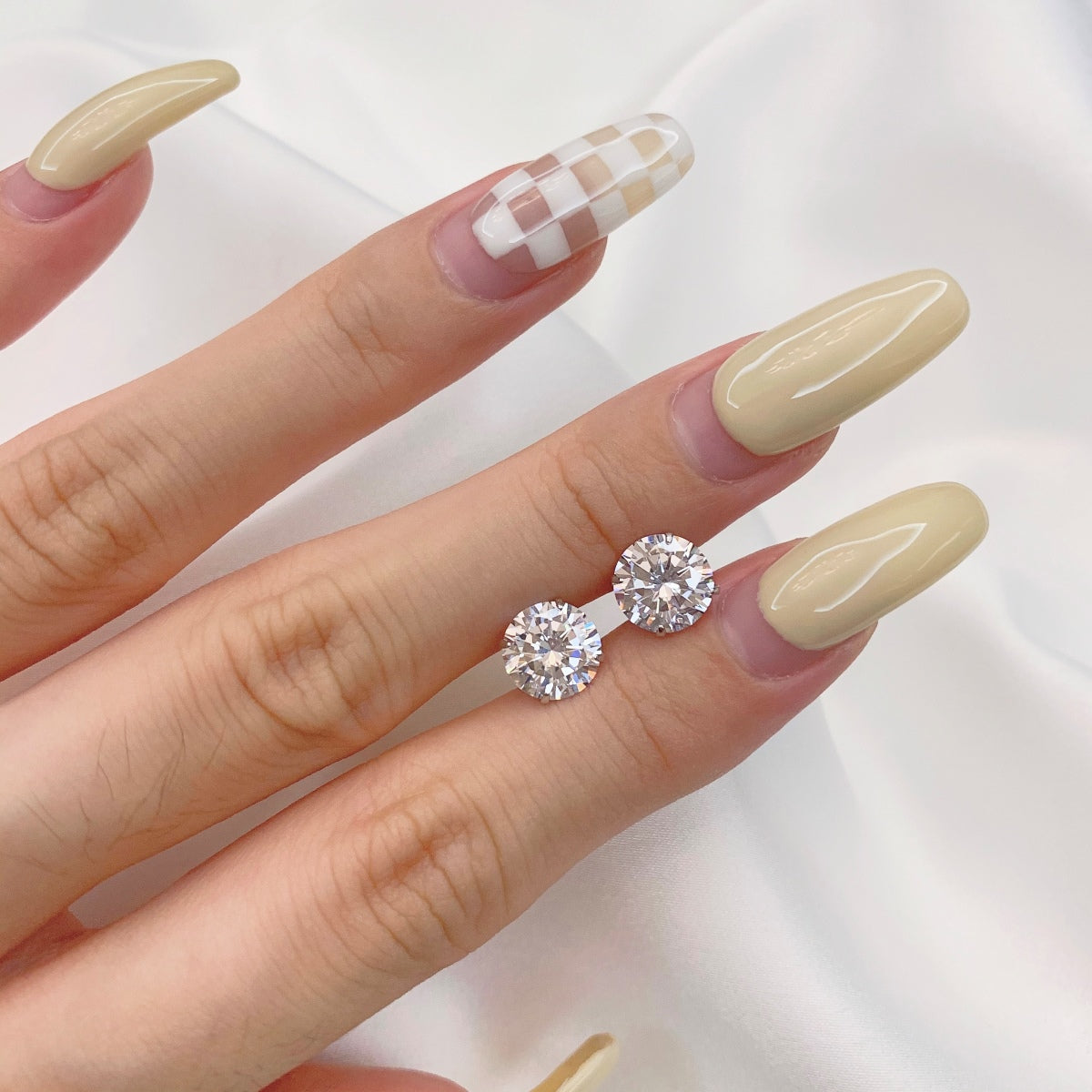 [Clover Jewelry] Stilvolle, glänzende, runde Ohrstecker mit Mittelstein