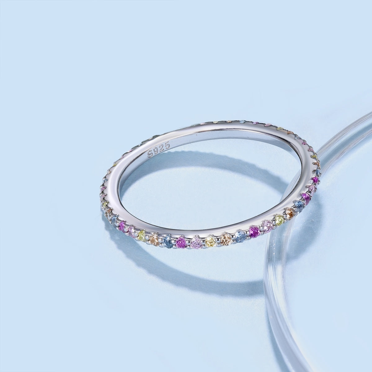 [Clover Jewellery] Verzierter, farbenfroher Tennisring mit Rundschliff