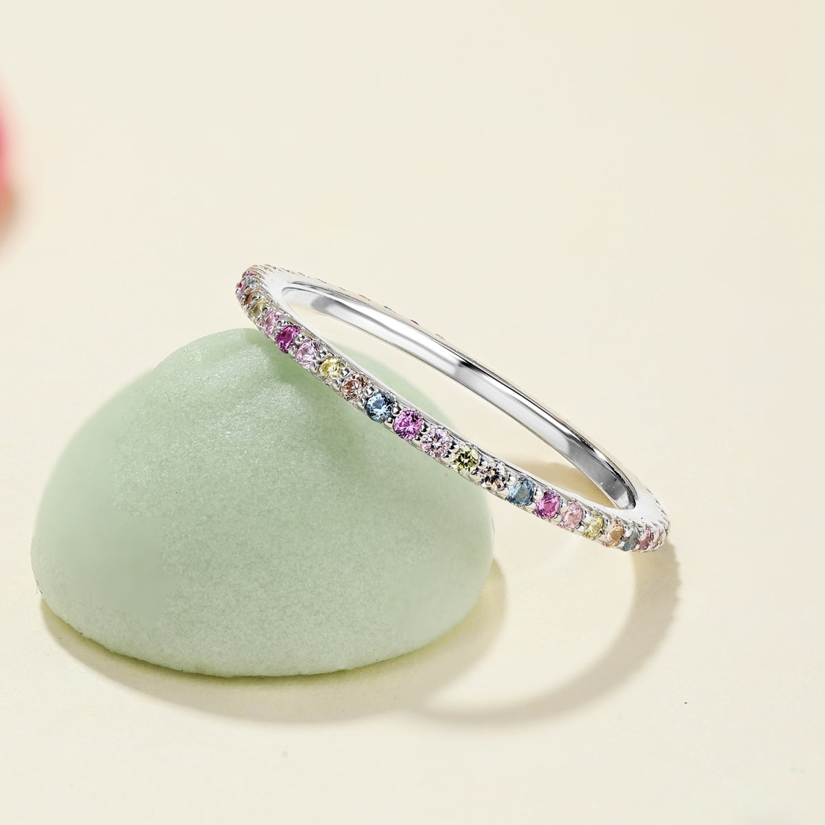 [Clover Jewellery] Verzierter, farbenfroher Tennisring mit Rundschliff