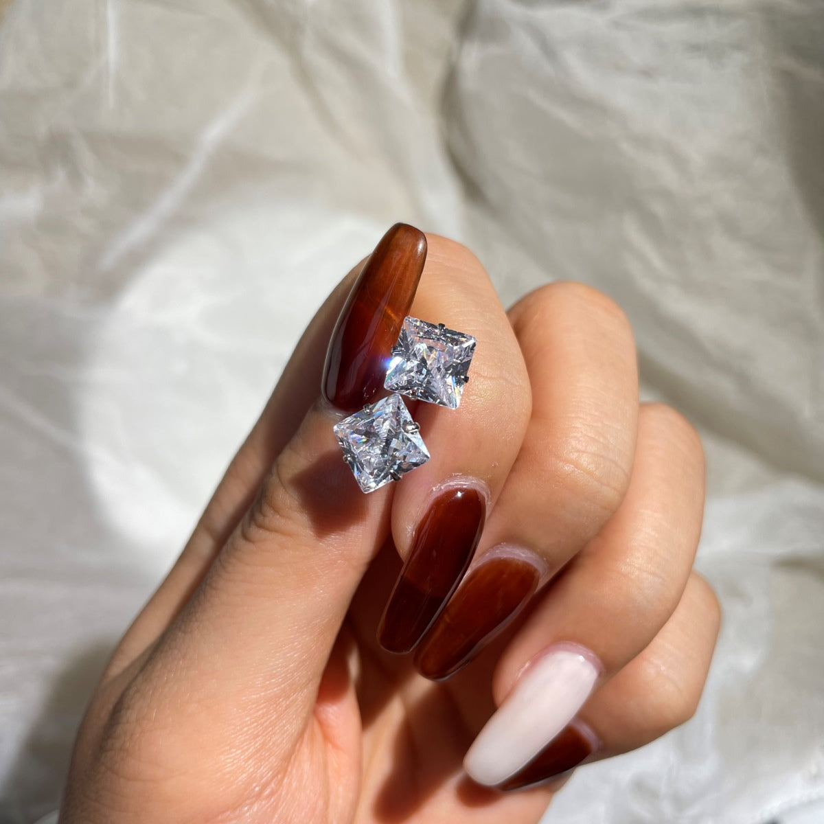 [Clover Jewelry] Stilvolle, glänzende, quadratische Ohrstecker mit Mittelstein