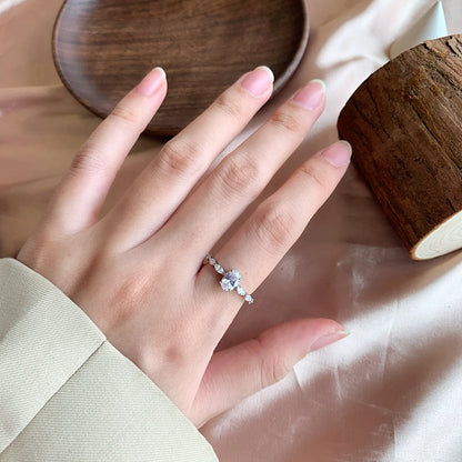 [Clover Jewelery]0,75 Karat luxuriöser, lebendiger, länglicher Kissenschliff-Tagesring