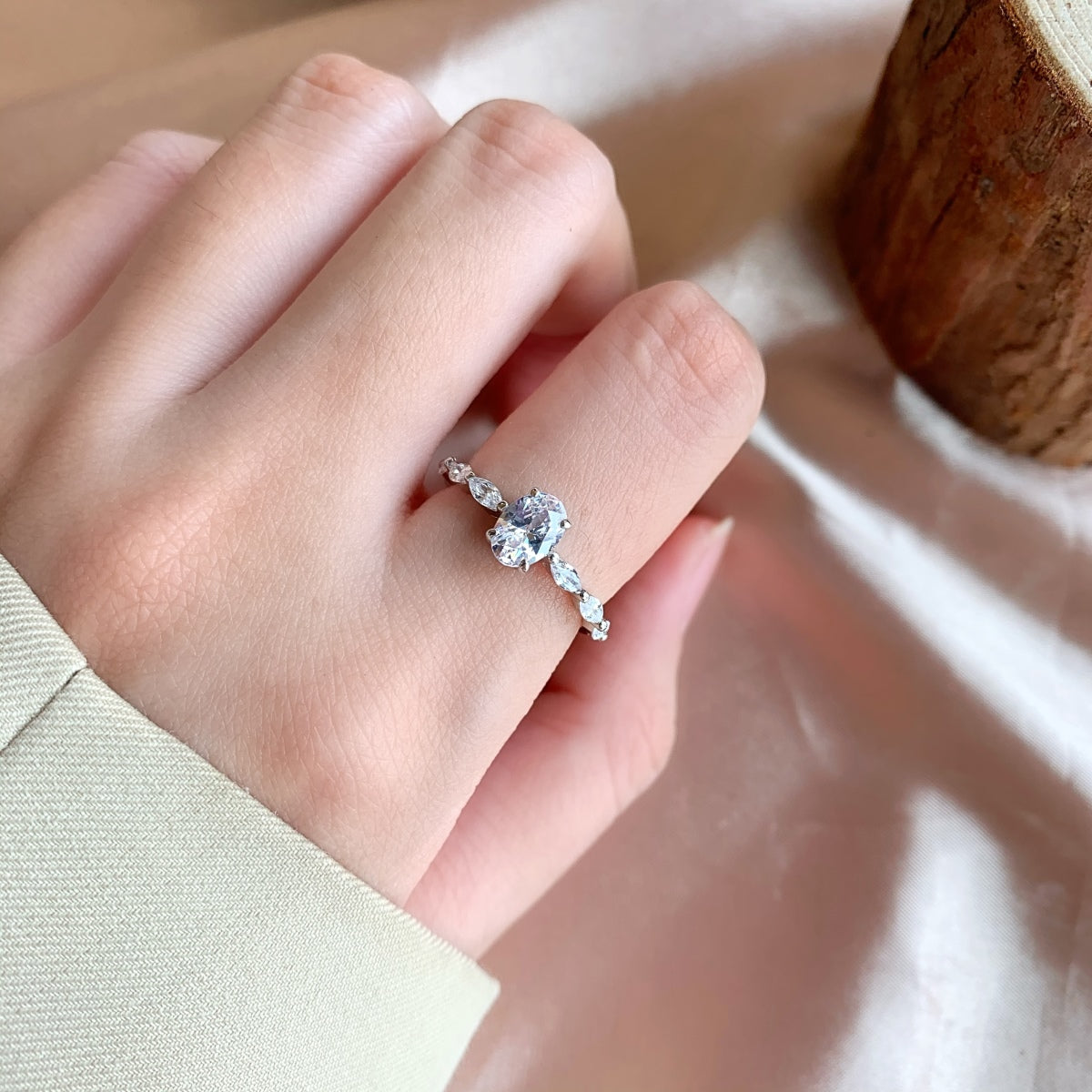 [Clover Jewelery]0,75 Karat luxuriöser, lebendiger, länglicher Kissenschliff-Tagesring