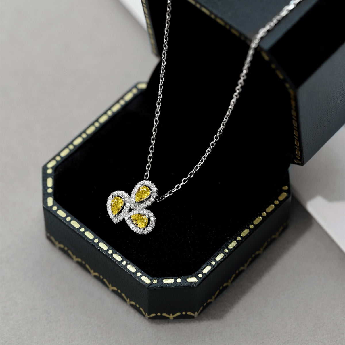 [Clover Jewelery]Elegant Flower Shape Pear Cut Necklace