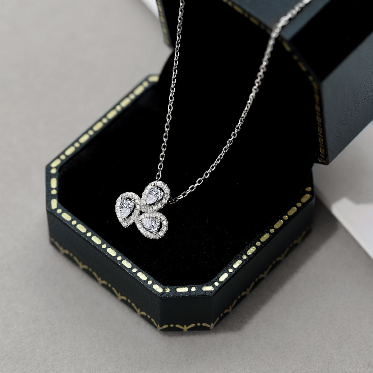 [Clover Jewelery]Elegant Flower Shape Pear Cut Necklace