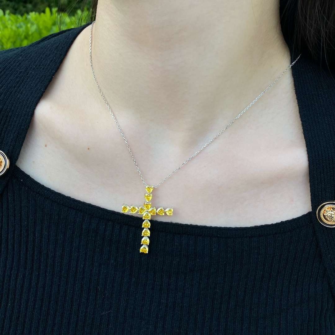[Clover Jewelry]光り輝くクロス型ネックレス