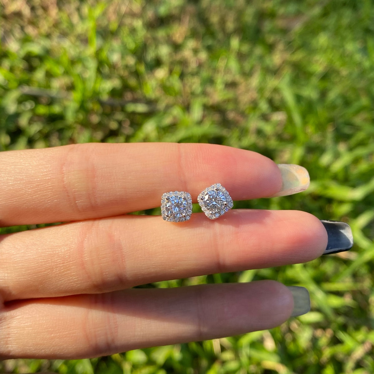 [クローバージュエリー]クラシック ラウンドセンターストーン スタッドピアス