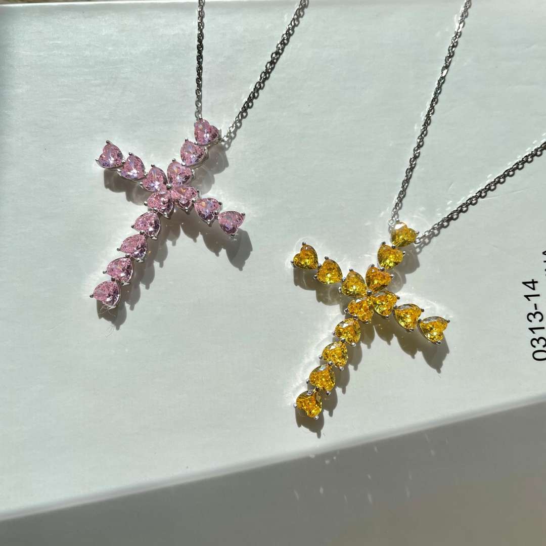 [Clover Jewelry]光り輝くクロス型ネックレス