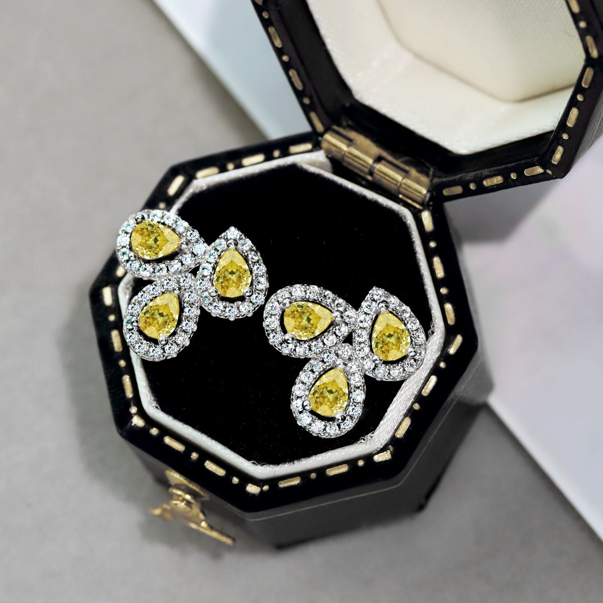 [Clover Jewellery] Verzierte Ohrringe in Blumenform mit Birnenschliff