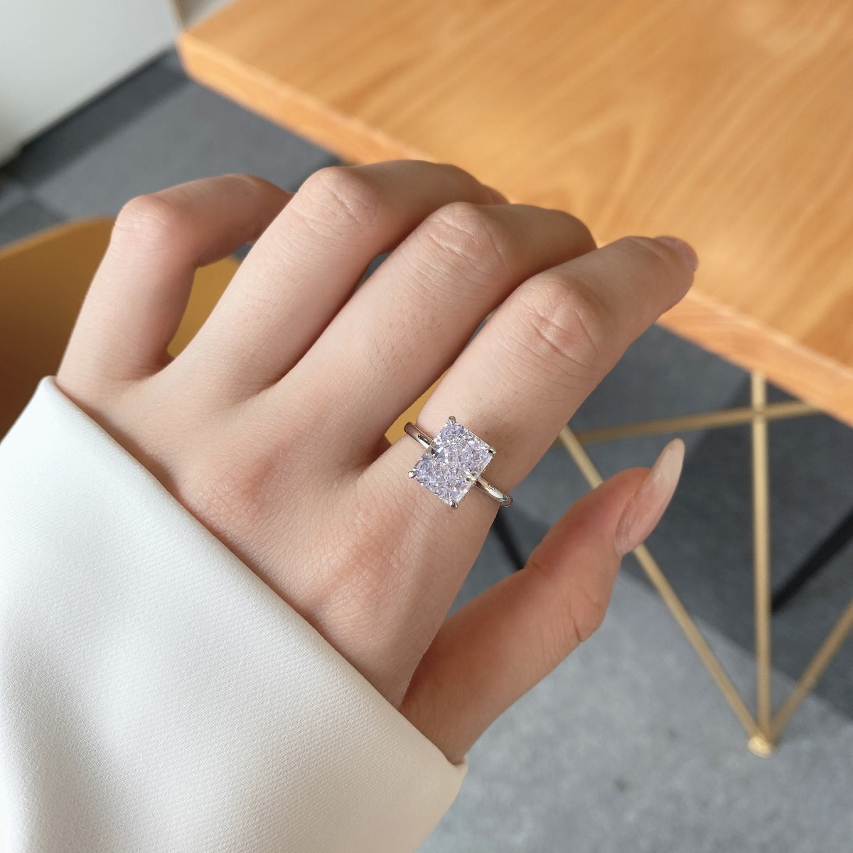 [Clover Jewelery]4.0 Carat Ornate Enchanting Radiand Cut Banquet Ring