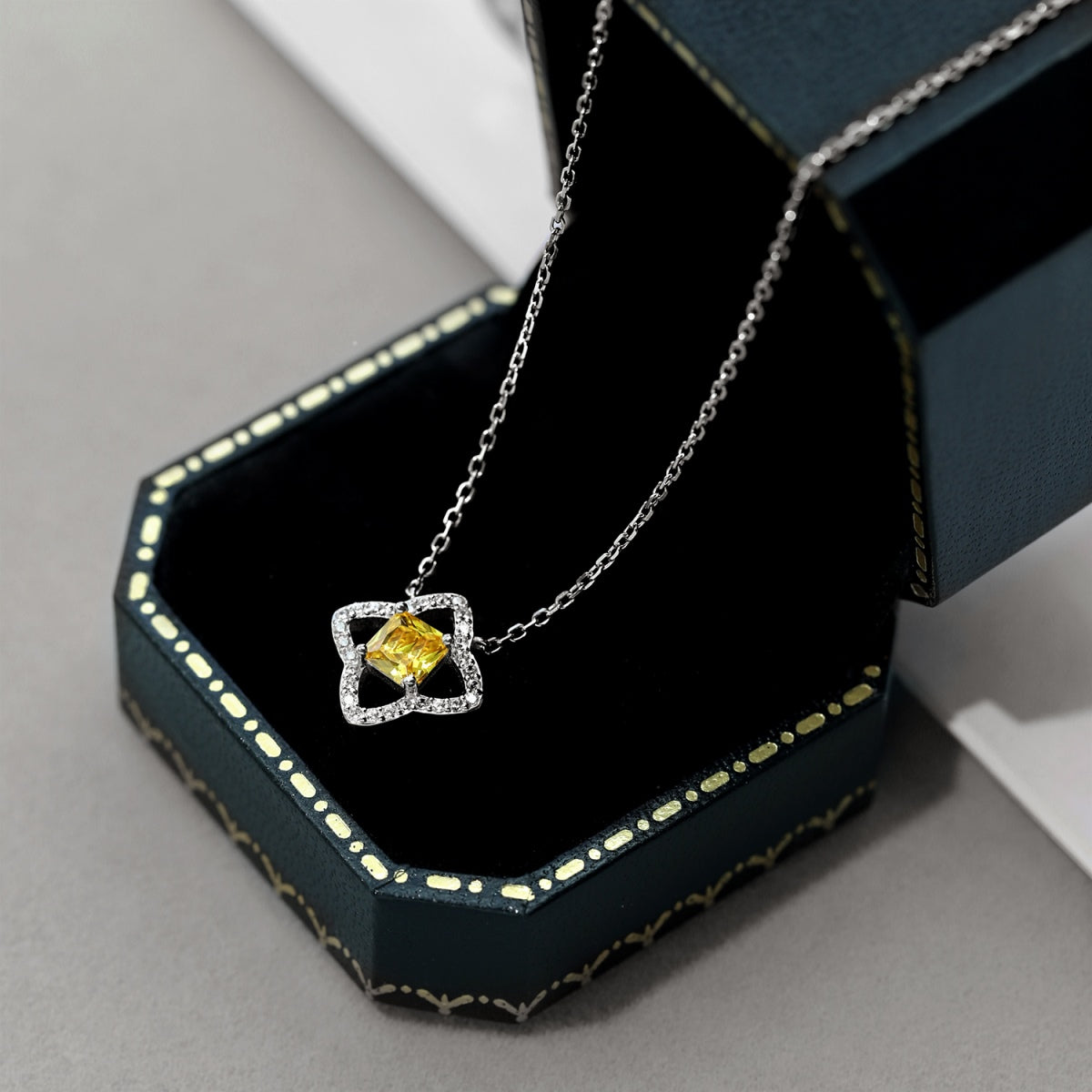 [Clover Jewelery]Exquisite Flower Shape Princess Cut Necklace