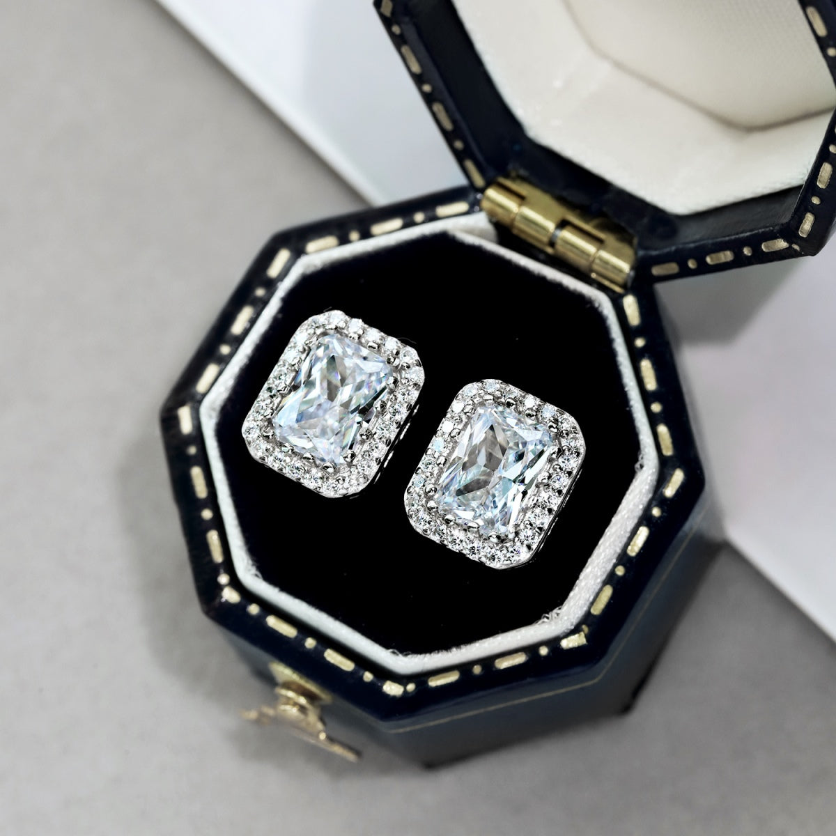 [Clover Jewelry]1.0 Karat Luxuriöse Zierliche Smaragdschliff Ohrringe für den Alltag