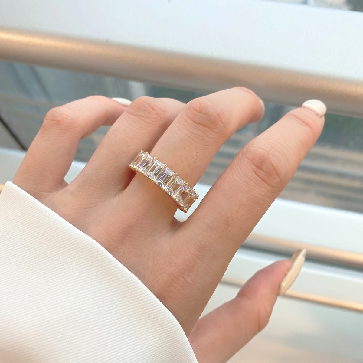 [Clover Jewellery]Eleganter Tennisring im Smaragdschliff mit 0,75 Karat