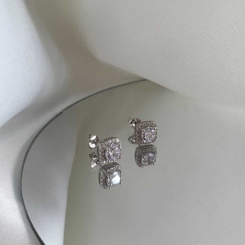 [クローバージュエリー]クラシック ラウンドセンターストーン スタッドピアス