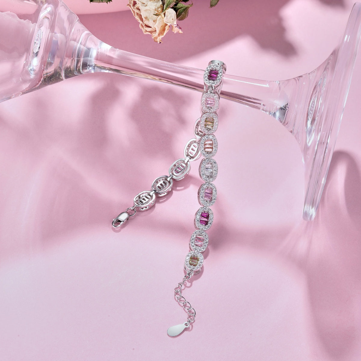 [Clover Jewelry]Exquisites, reich verziertes Smaragd-Schliff-Armband für jeden Tag