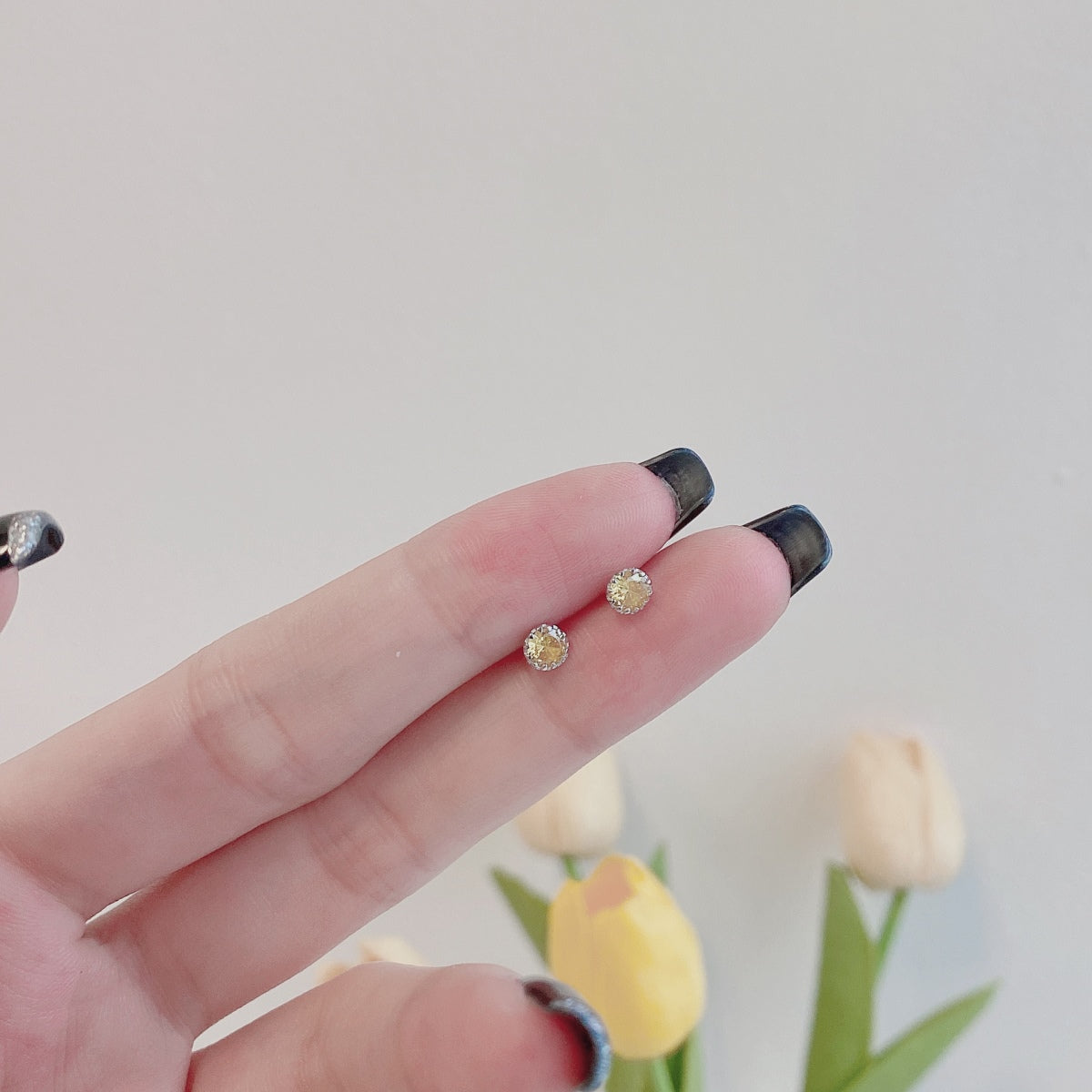 [Clover Jewelry] Funkelnde bunte Ohrringe in runder Form