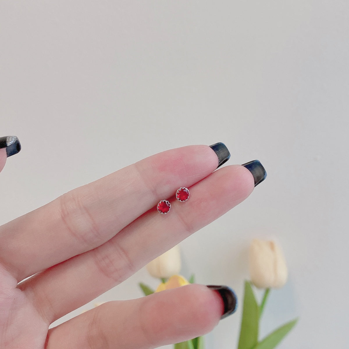 [Clover Jewelry] Funkelnde bunte Ohrringe in runder Form