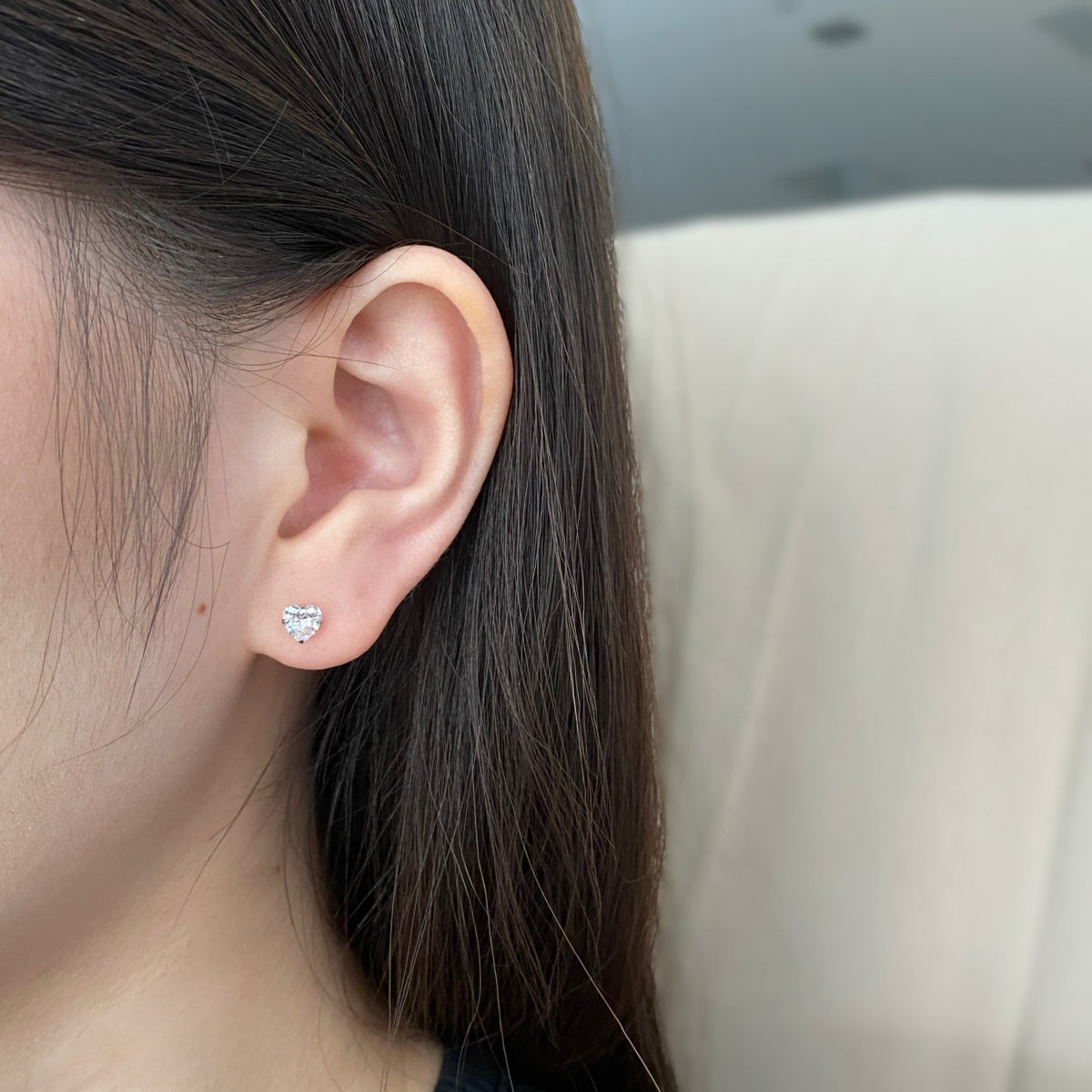 [Clover Jewelry] Funkelnde, herzförmige, schlichte Ohrringe