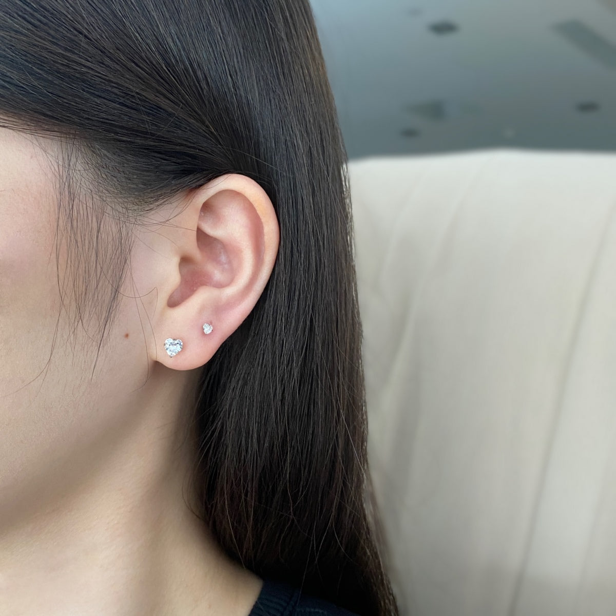 [Clover Jewelry] Funkelnde, herzförmige, schlichte Ohrringe