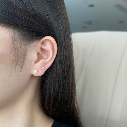 [Clover Jewelry] Funkelnde, herzförmige, schlichte Ohrringe