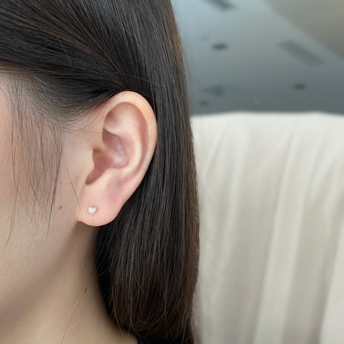 [Clover Jewelry] Funkelnde, herzförmige, schlichte Ohrringe