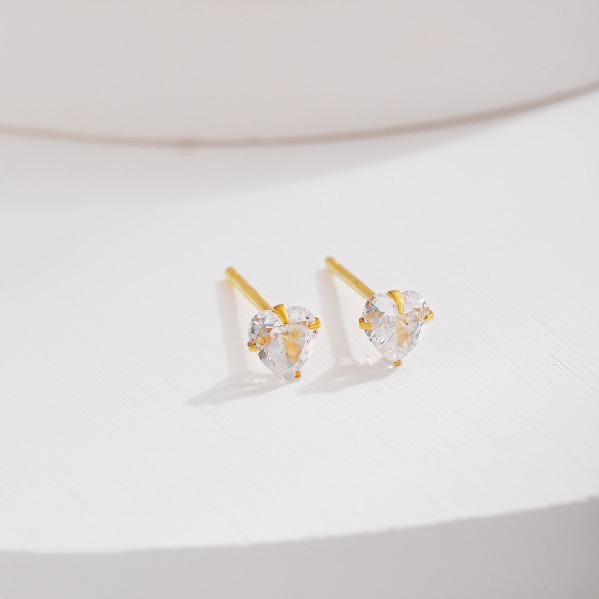 [Clover Jewelry]Funkelnde herzförmige schlichte Ohrringe