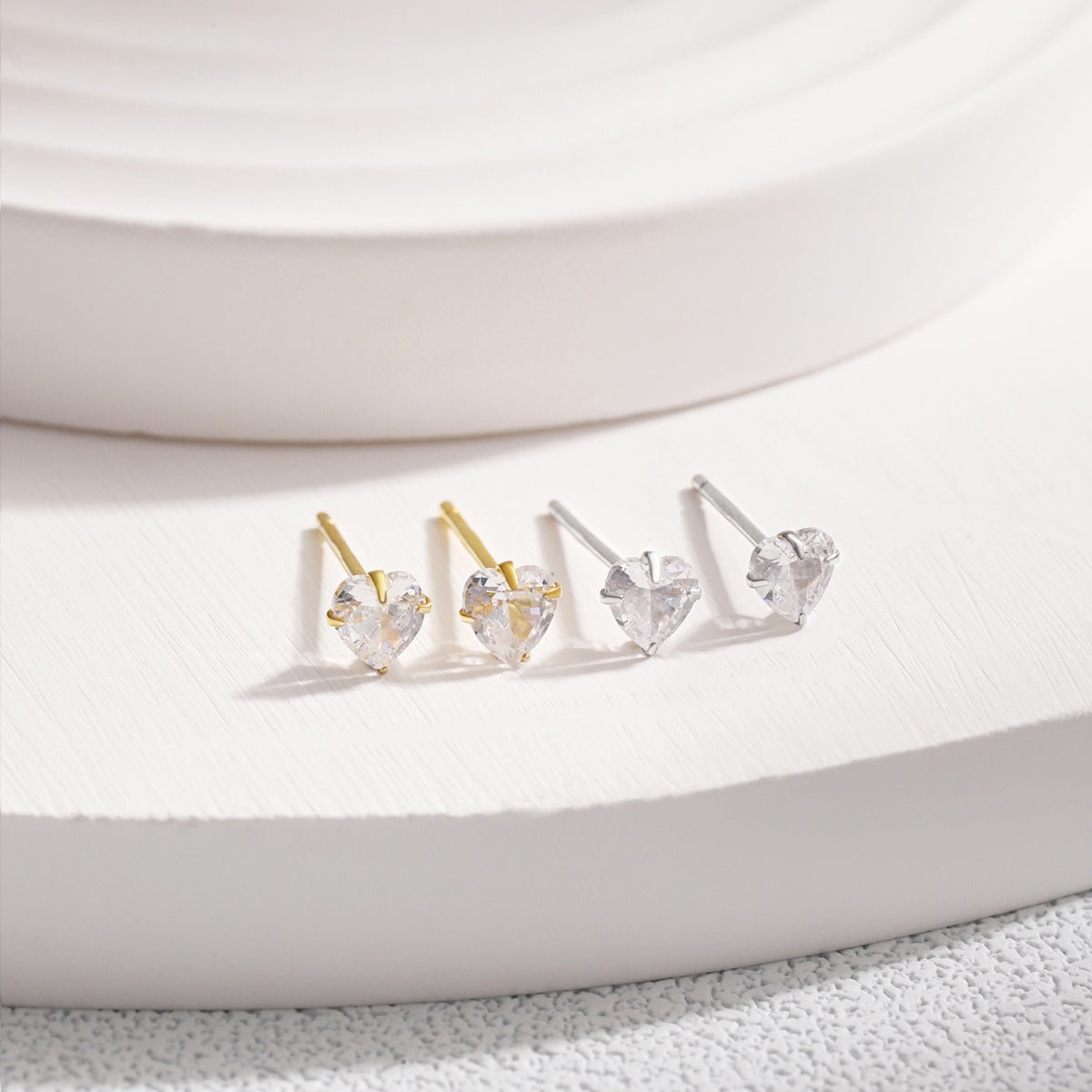 [Clover Jewelry]Funkelnde herzförmige schlichte Ohrringe