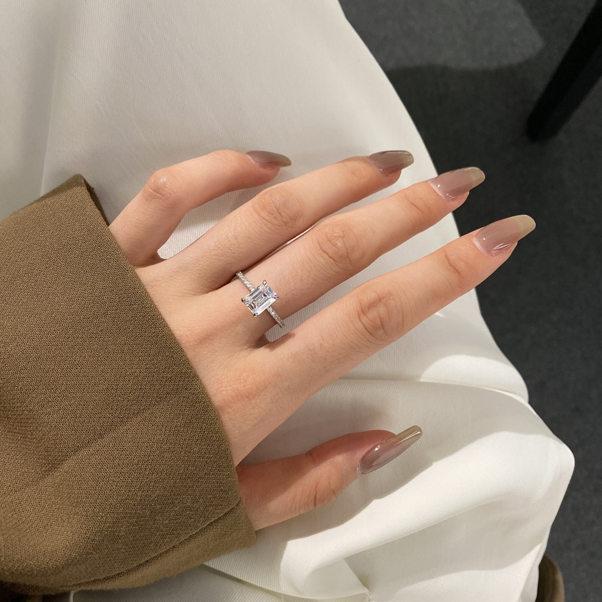 [Clover Jewelery] 2,0 Karat funkelnder Partyring im verzierten Radiantschliff