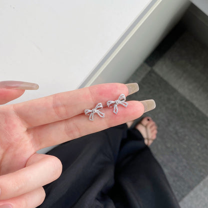 [Clover Jewelry] Zierliche Ohrringe in Schleifenform