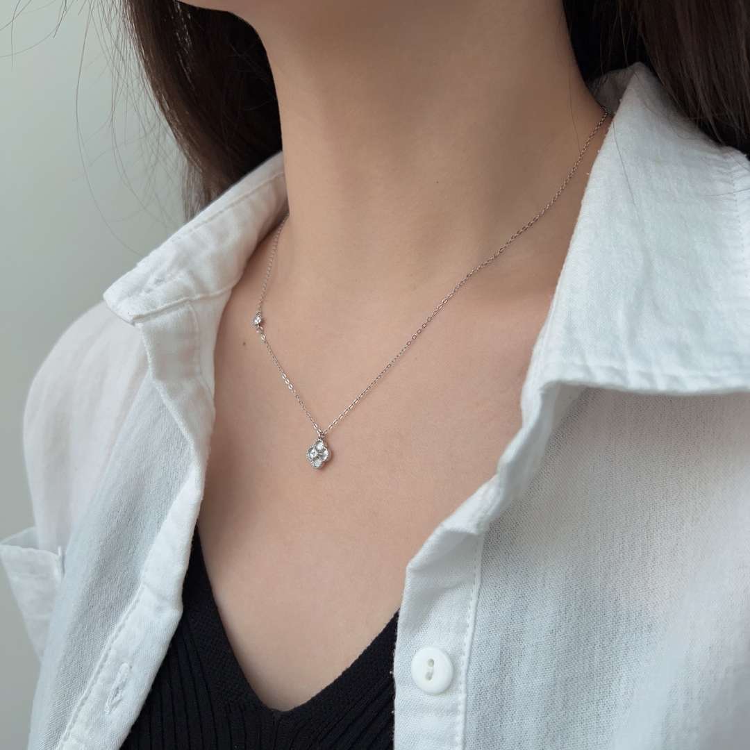 [Clover Jewelry]Zarte Halskette in Blumenform