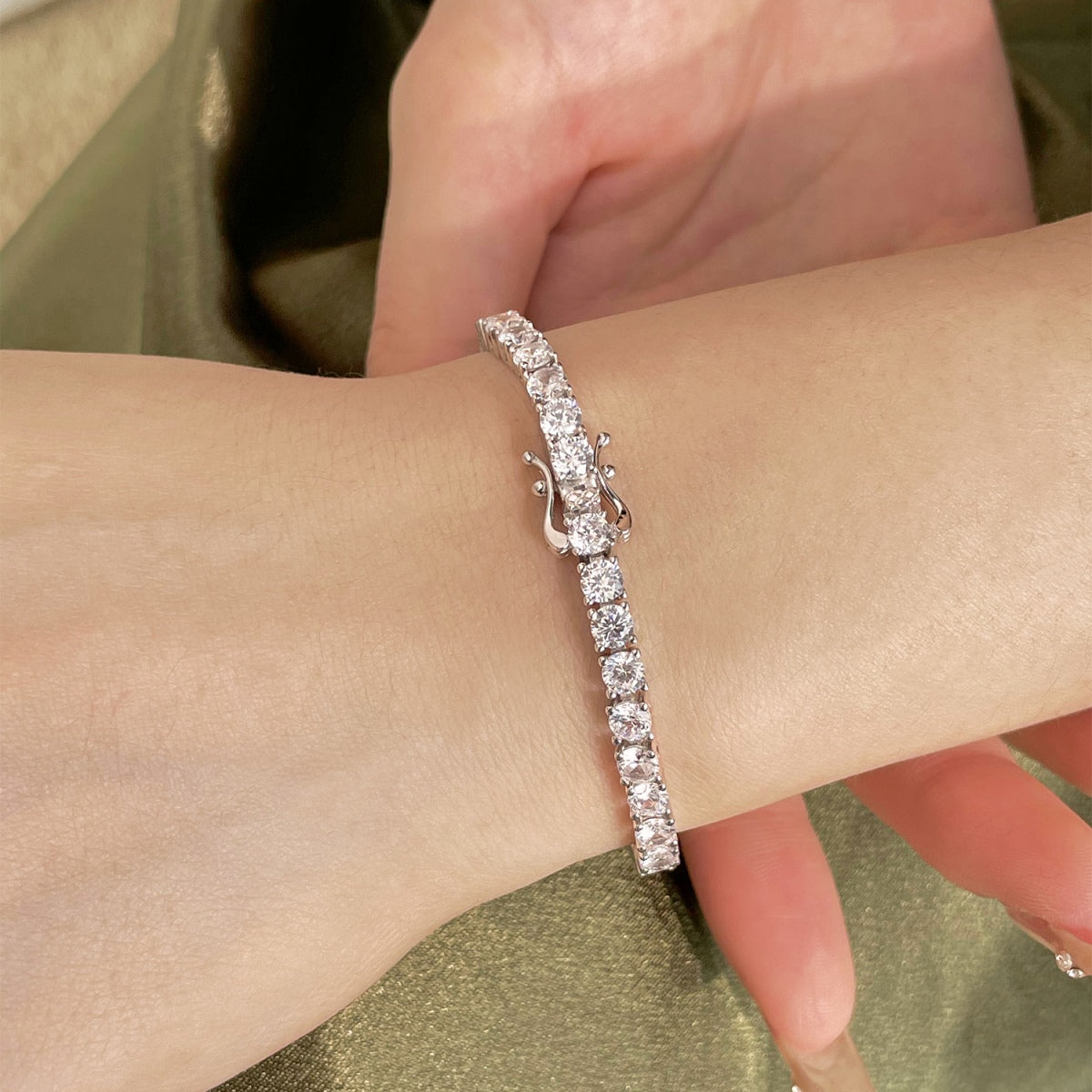 [Clover Schmuck]Luxuriöses, aufwendig verziertes Tennisarmband mit runden Brillanten