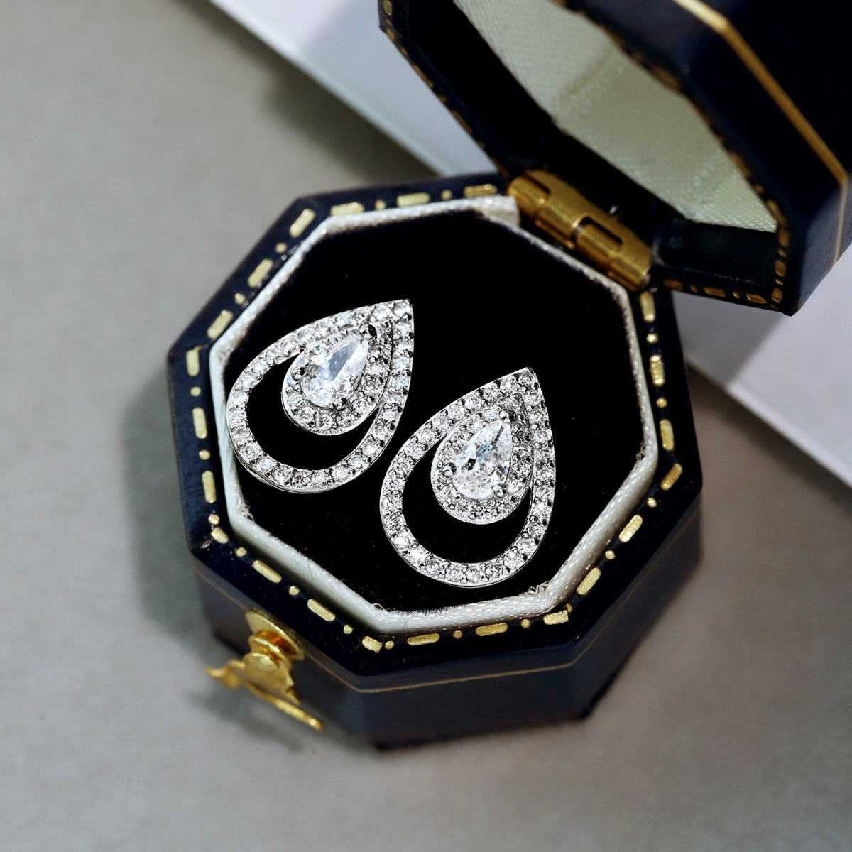 [Clover Jewelry] Funkelnde, zarte Ohrringe in Wassertropfenform für den Alltag