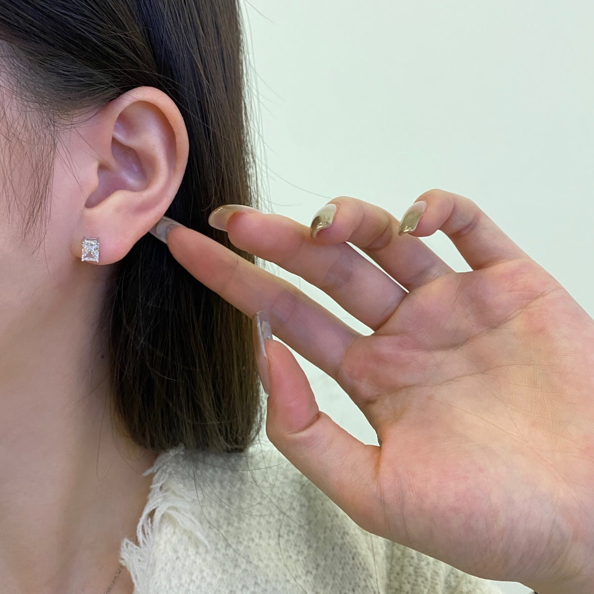 [Clover Jewelry] Stilvolle, glänzende, rechteckige Ohrstecker mit Mittelstein