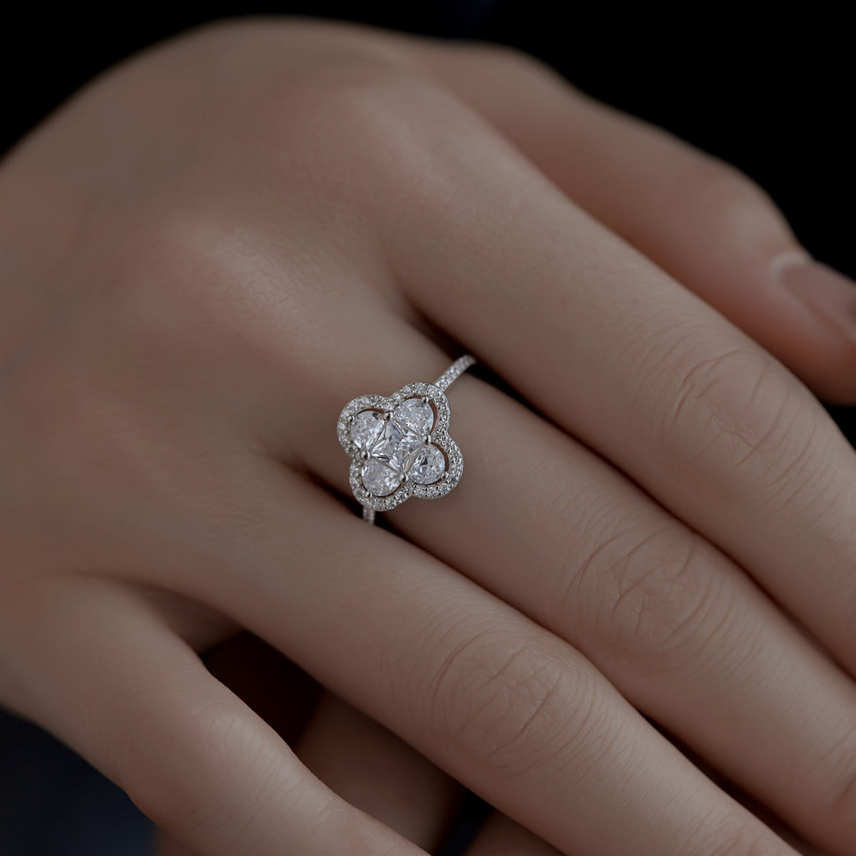 [Clover Jewelry]Luxuriöser Bankettring in Blumenform