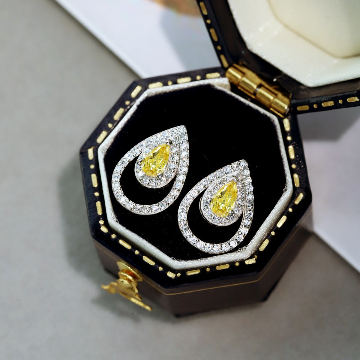 [Clover Jewelry] Funkelnde, zarte Ohrringe in Wassertropfenform für den Alltag