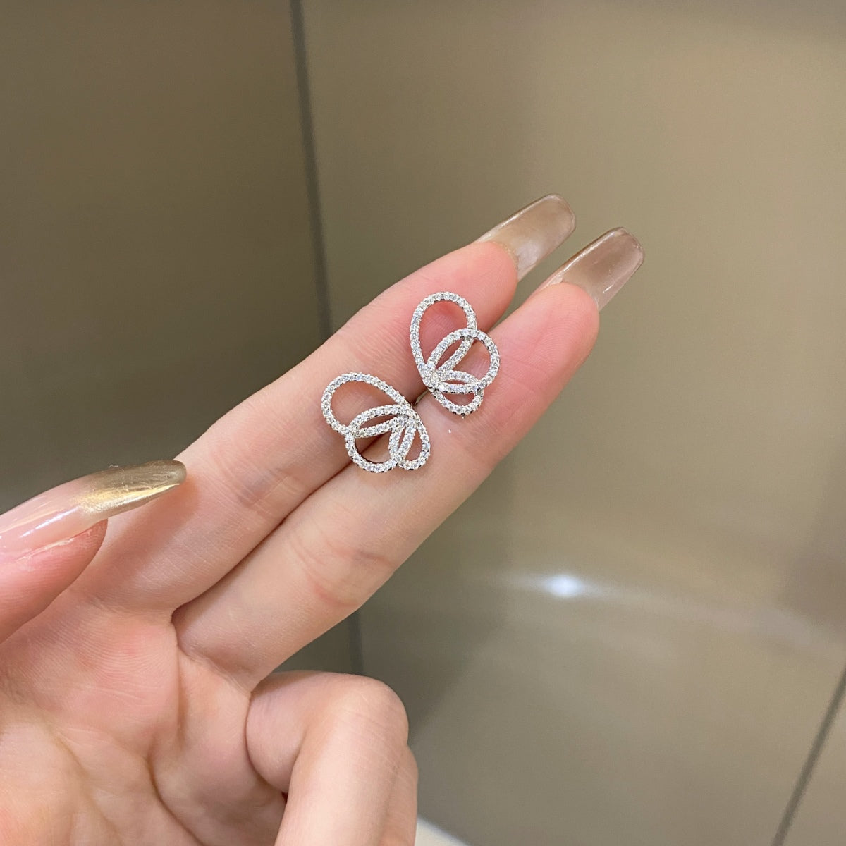 [クローバージュエリー]精巧な蝶の形をしたイヤリング