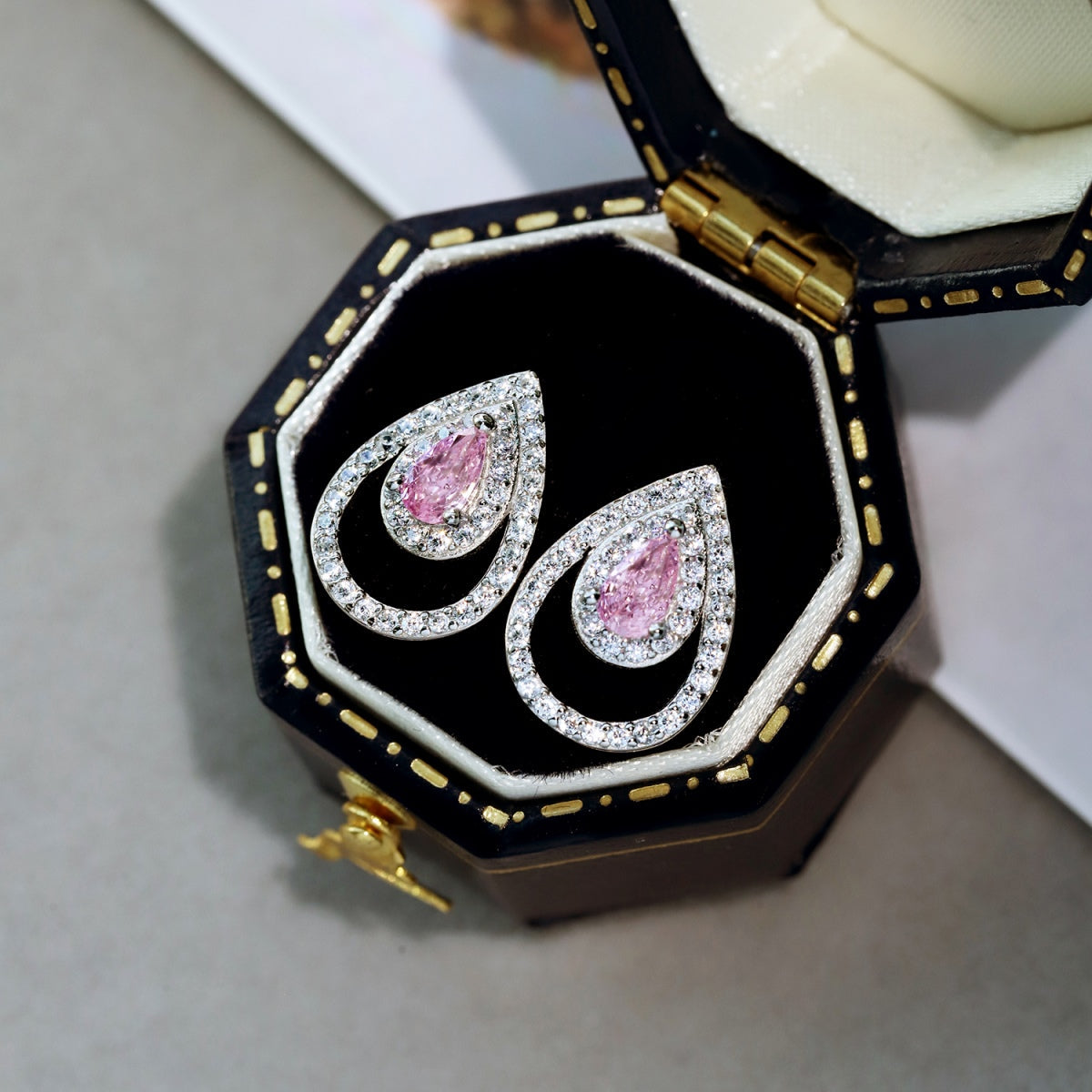 [Clover Jewelry] Funkelnde, zarte Ohrringe in Wassertropfenform für den Alltag