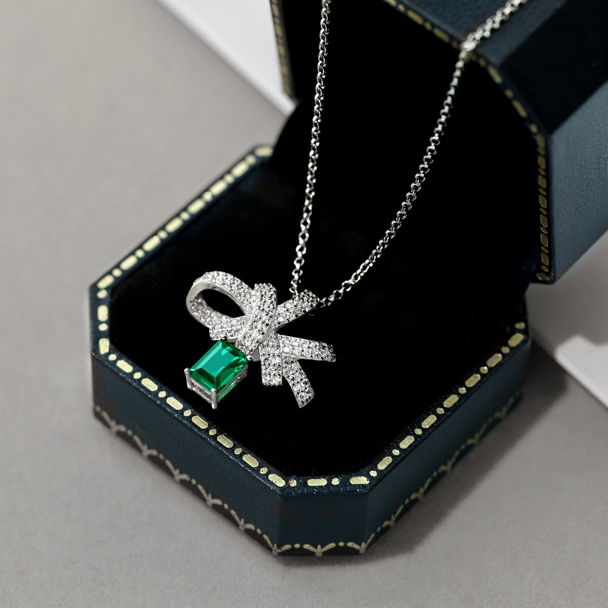 [Clover Jewelery]Luxurious Flower Shape Emerald Cut Necklace