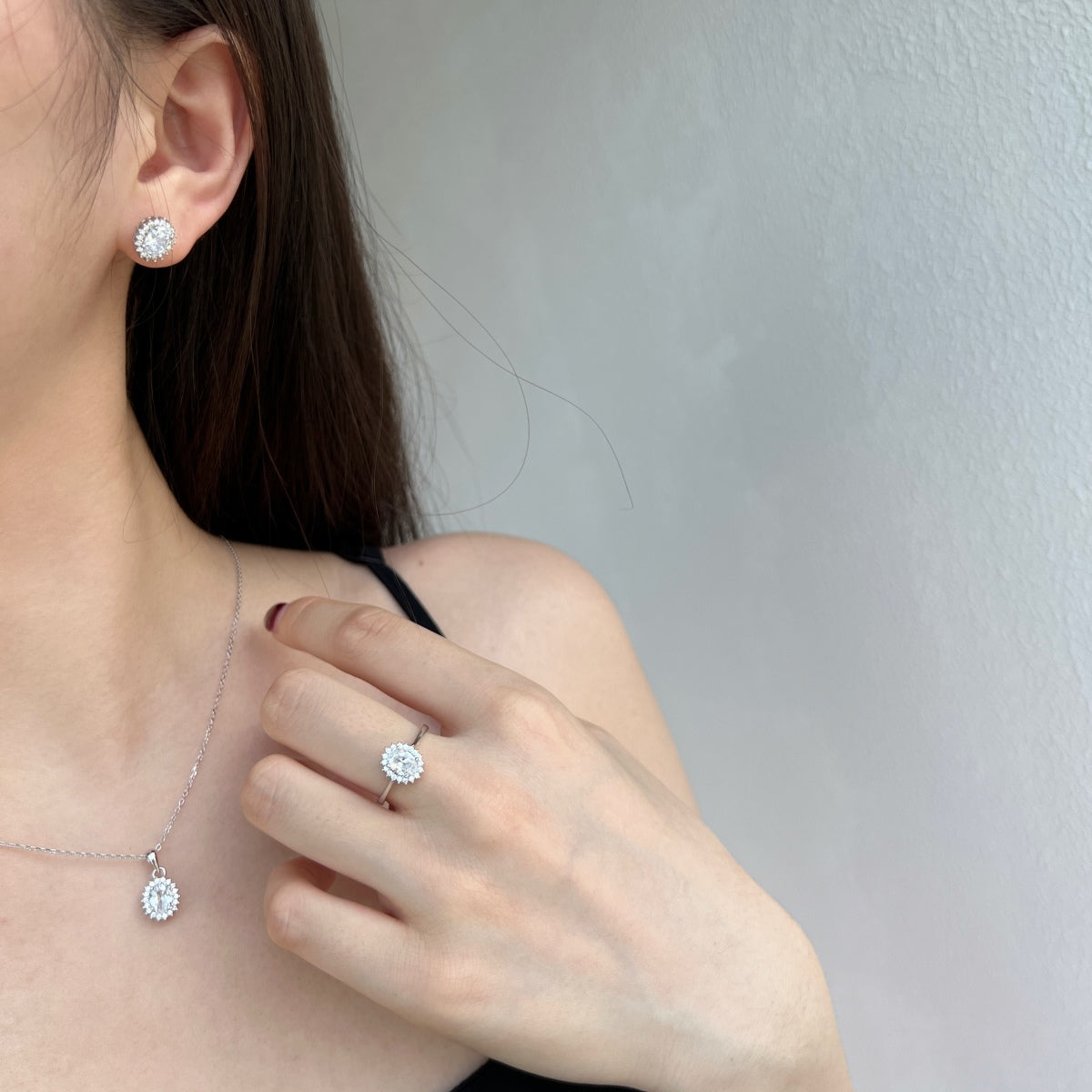 [Clover Jewelry] Zarte, strahlende Ohrringe im Ovalschliff