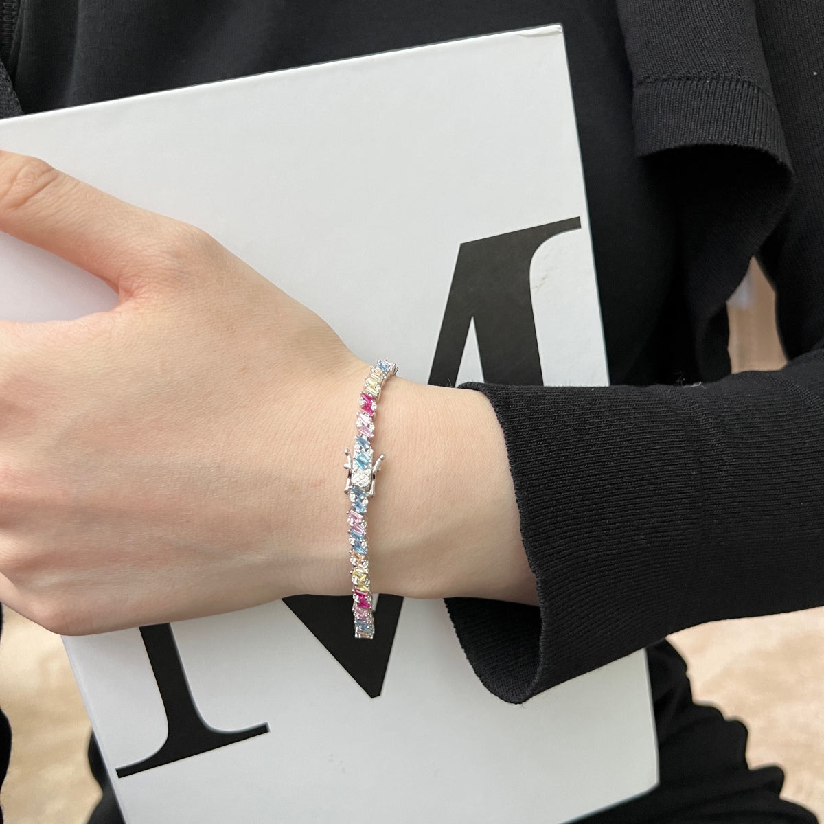 [Clover Jewelry]Funkelndes Partyarmband mit aufwendigem Mehrfachschliff