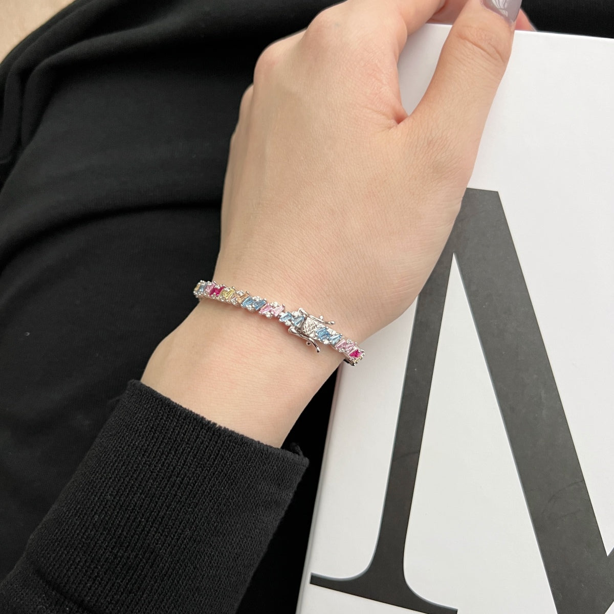 [Clover Jewelry]Funkelndes Partyarmband mit aufwendigem Mehrfachschliff