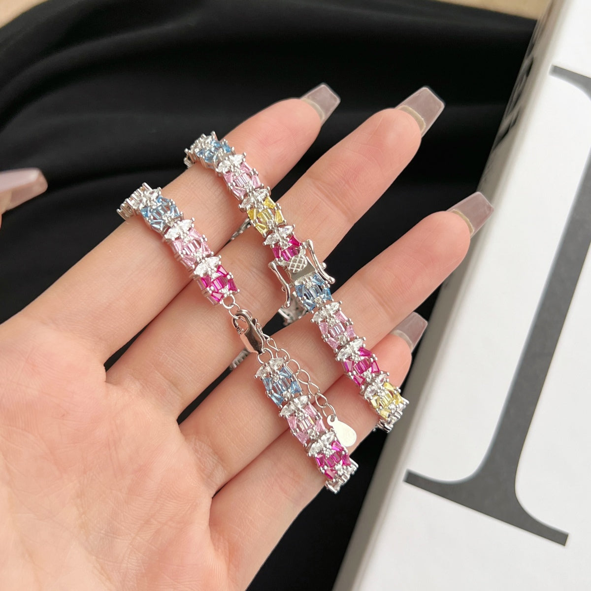 [Clover Jewelry]Zartes, farbenfrohes Armband mit mehreren Schliffen für Partys