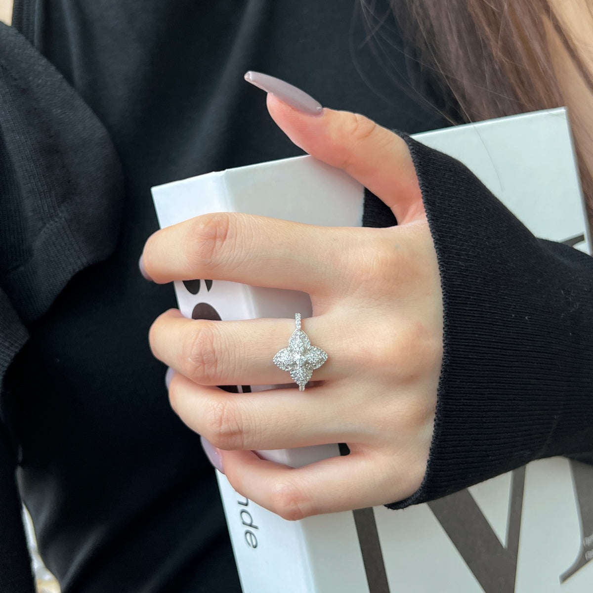 [Clover Jewelry] Luxuriöser Bankettring in bunter Blumenform