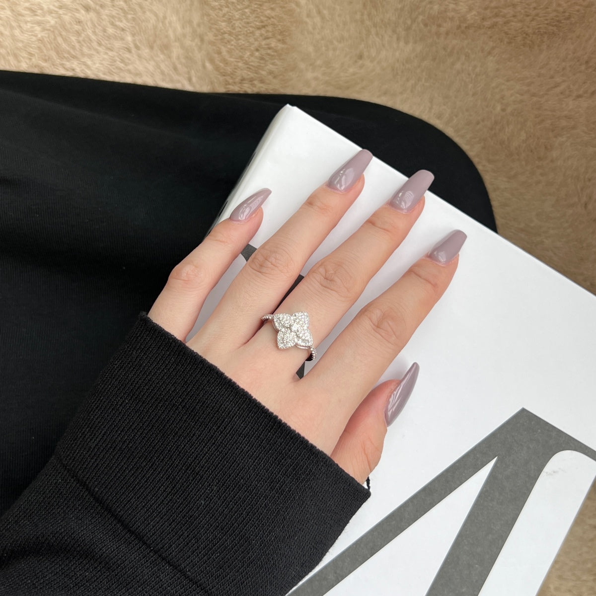 [Clover Jewelry] Luxuriöser Bankettring in bunter Blumenform