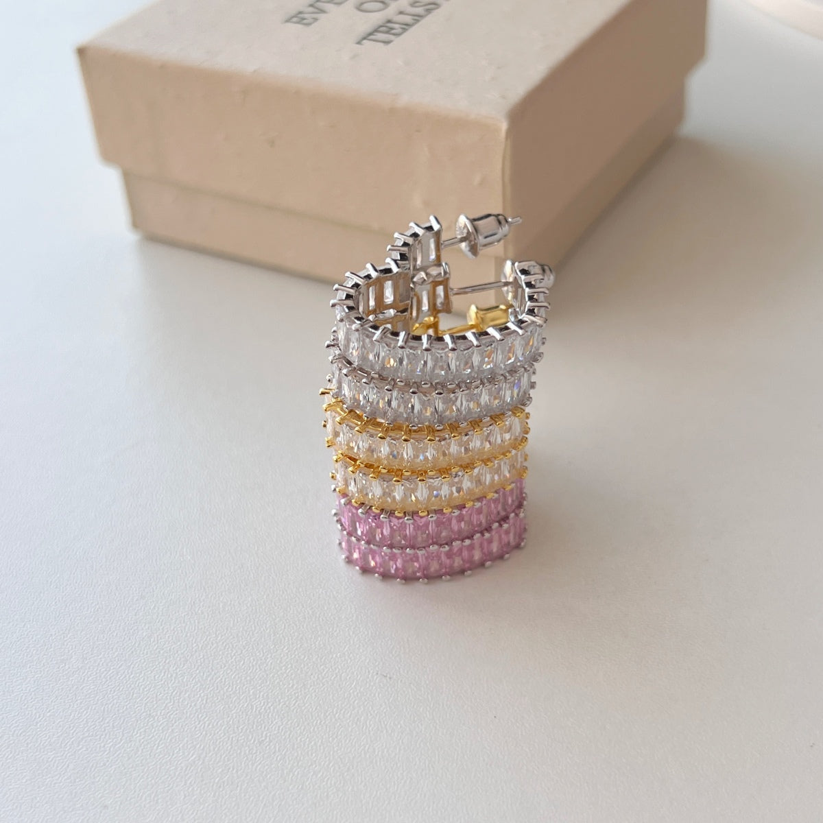 [Clover Jewelry] Strahlende Herz-Ohrringe mit Cutout